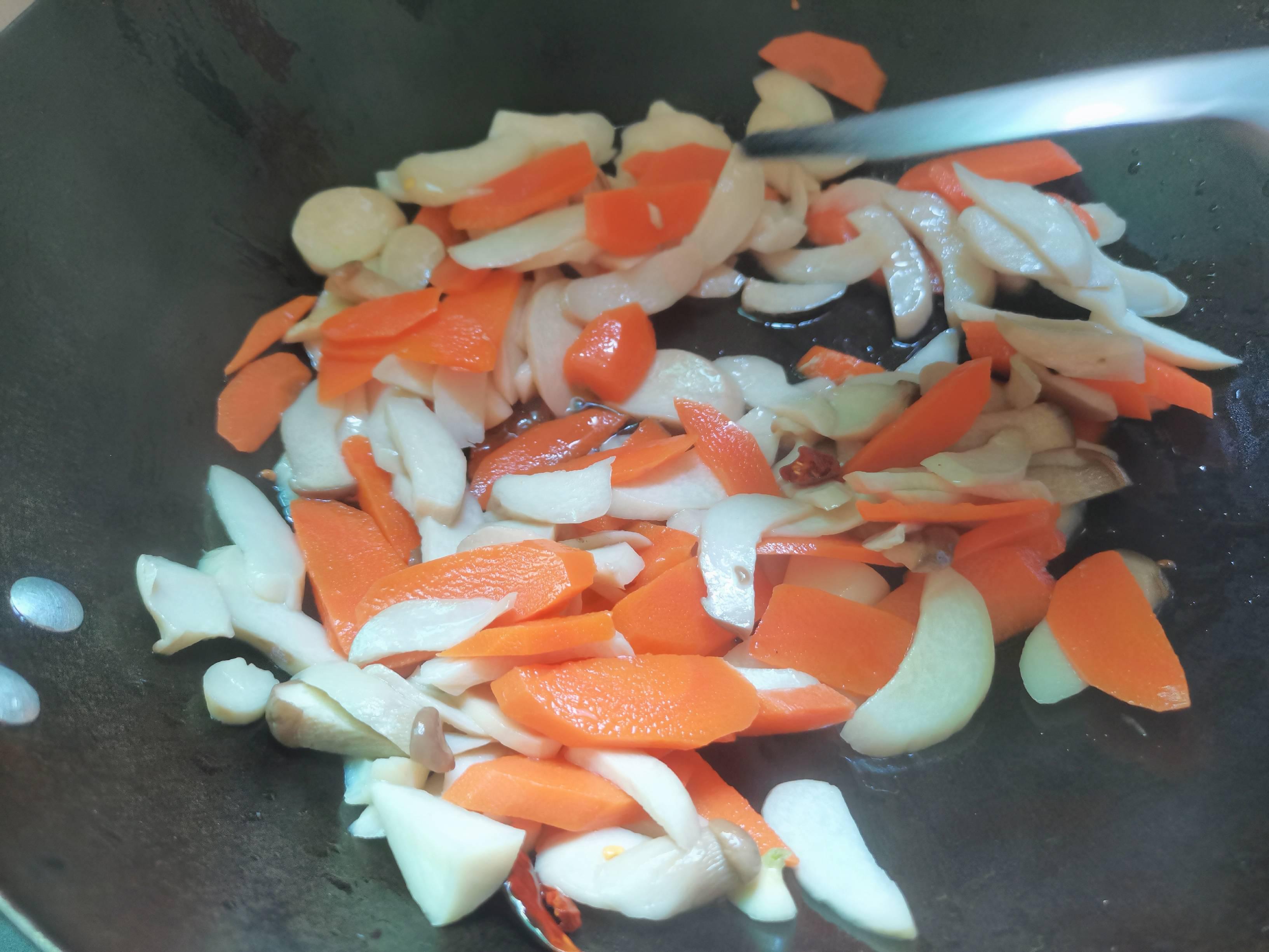 胡蘿卜炒杏鮑菇的做法-家常味炒菜譜-易網健康養生網 胡蘿卜炒杏鮑菇的做法-家常味炒菜譜