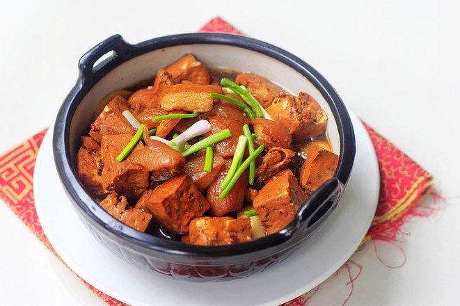 肉皮燒豆腐的做法-家常味燒菜譜-易網健康養生網 肉皮燒豆腐的做法-家常味燒菜譜