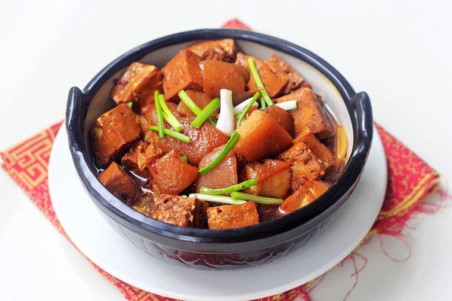 肉皮燒豆腐的做法-家常味燒菜譜-易網健康養生網 肉皮燒豆腐的做法-家常味燒菜譜
