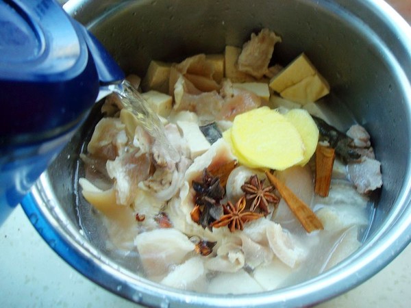 肉皮燒豆腐的做法-家常味燒菜譜-易網健康養生網 肉皮燒豆腐的做法-家常味燒菜譜