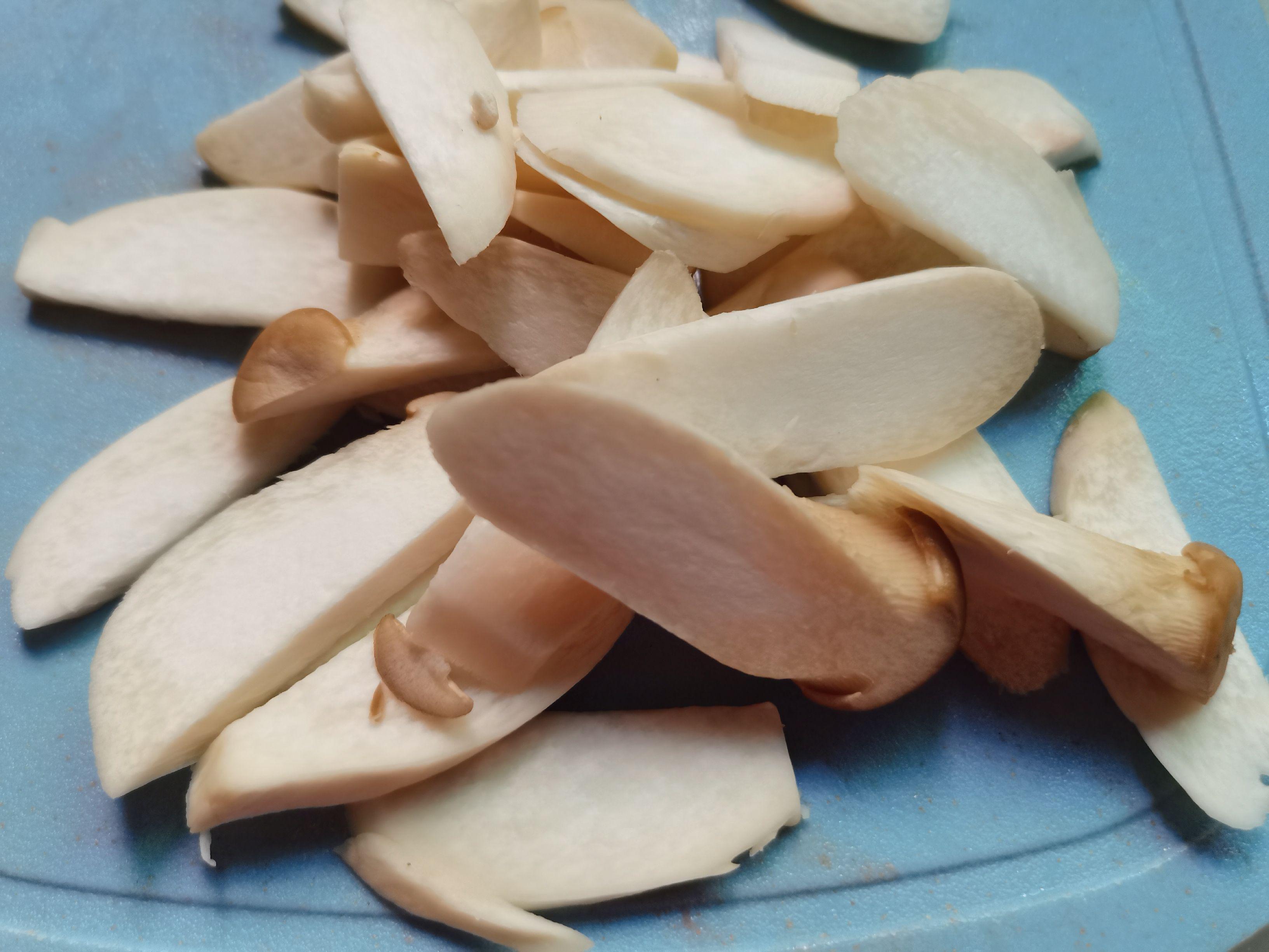 胡蘿卜炒杏鮑菇的做法-家常味炒菜譜-易網健康養生網 胡蘿卜炒杏鮑菇的做法-家常味炒菜譜