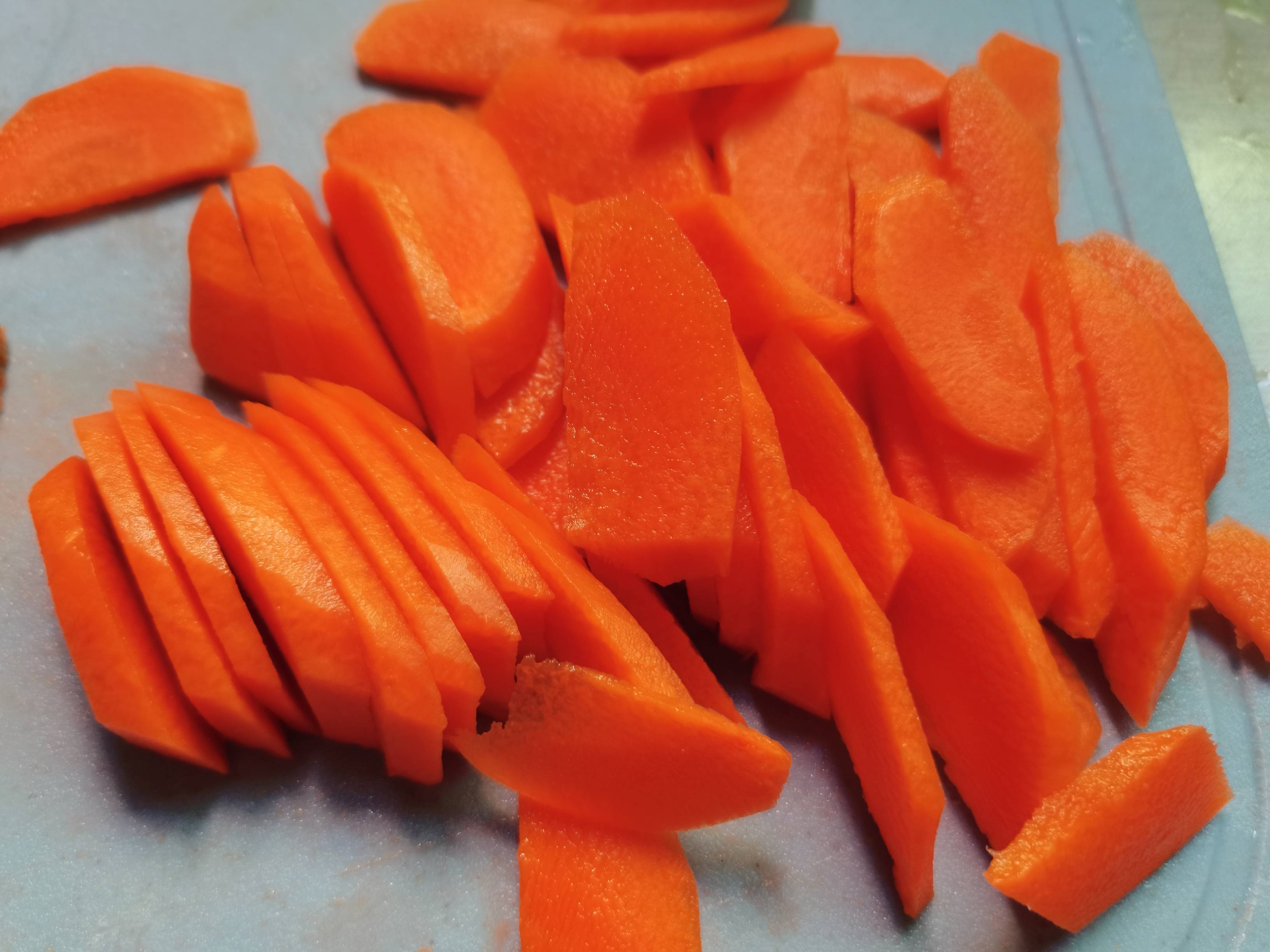 胡蘿卜炒杏鮑菇的做法-家常味炒菜譜-易網健康養生網 胡蘿卜炒杏鮑菇的做法-家常味炒菜譜