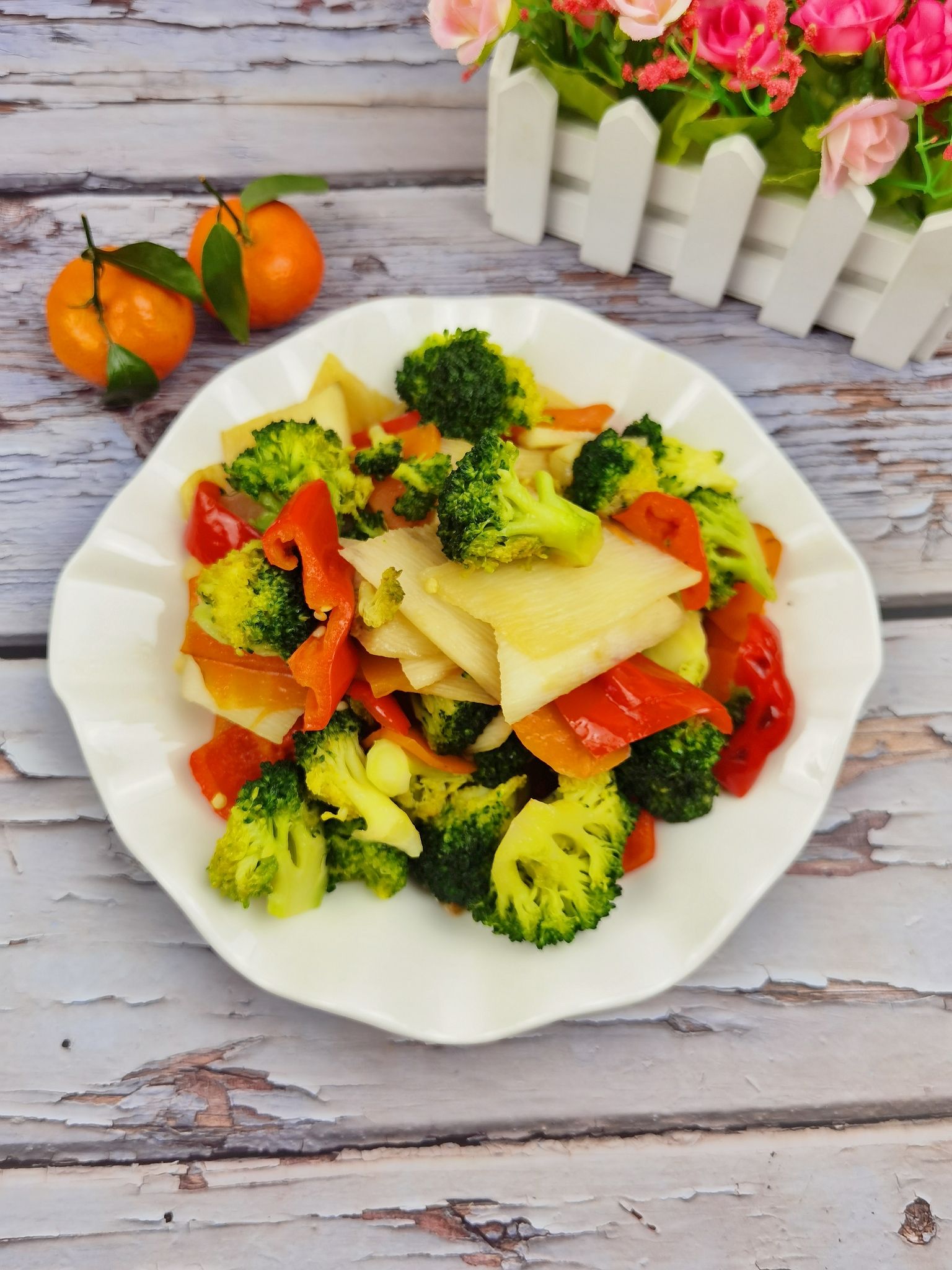 年夜飯素菜也出彩-素炒三色,生活多姿又多彩的做法-咸鮮味炒菜譜-易網(wǎng)健康養(yǎng)生網(wǎng) 年夜飯素菜也出彩-素炒三色,生活多姿又多彩的做法-咸鮮味炒菜譜