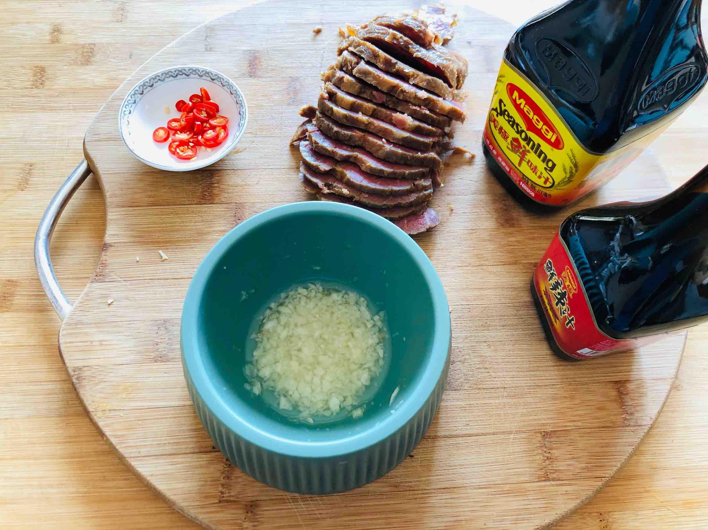 美極鮮辣牛肉的做法-咸鮮味拌菜譜-易網<a href=http://www.xllyou.com/ target=_blank class=infotextkey>健康養生</a>網 美極鮮辣牛肉的做法-咸鮮味拌菜譜