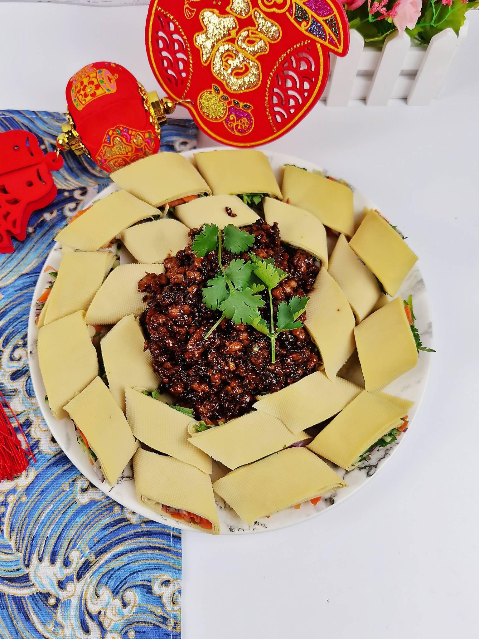 年夜飯富貴吉祥京醬肉絲豆皮卷，卷住好運財運卷住所有美好的做法-咸鮮味炒菜譜