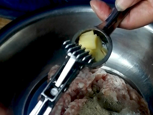 自制兩種火鍋肉丸,真材實(shí)料看得見!的做法-咸鮮味煮菜譜-易網(wǎng)健康養(yǎng)生網(wǎng) 自制兩種火鍋肉丸,真材實(shí)料看得見!的做法-咸鮮味煮菜譜