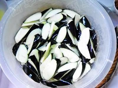 蒜香豆瓣茄子的做法-醬香味燒菜譜-易網健康養生網 蒜香豆瓣茄子的做法-醬香味燒菜譜