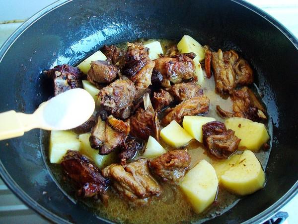 土豆燒羊肉的做法-家常味燒菜譜-易網健康養生網 土豆燒羊肉的做法-家常味燒菜譜