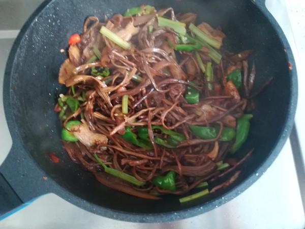 干鍋茶樹菇的做法-家常味炒菜譜-易網健康養生網 干鍋茶樹菇的做法-家常味炒菜譜