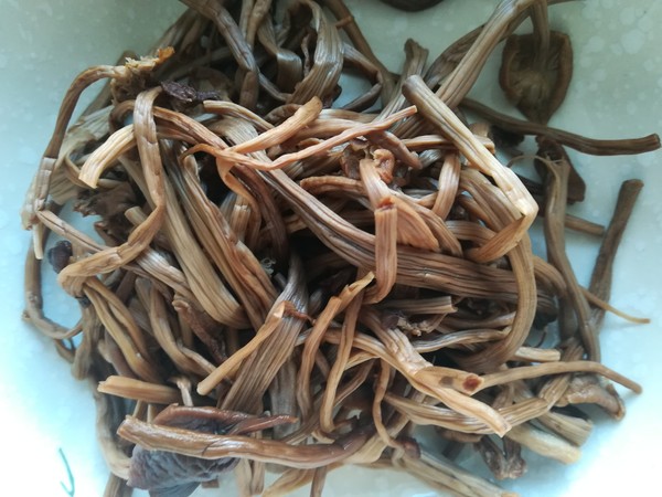 干鍋茶樹菇的做法-家常味炒菜譜-易網<a href=http://www.xllyou.com/ target=_blank class=infotextkey>健康養生</a>網 干鍋茶樹菇的做法-家常味炒菜譜