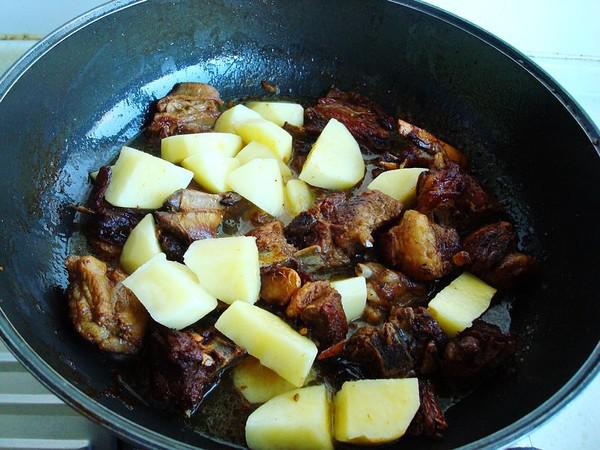 土豆燒羊肉的做法-家常味燒菜譜-易網健康養生網 土豆燒羊肉的做法-家常味燒菜譜
