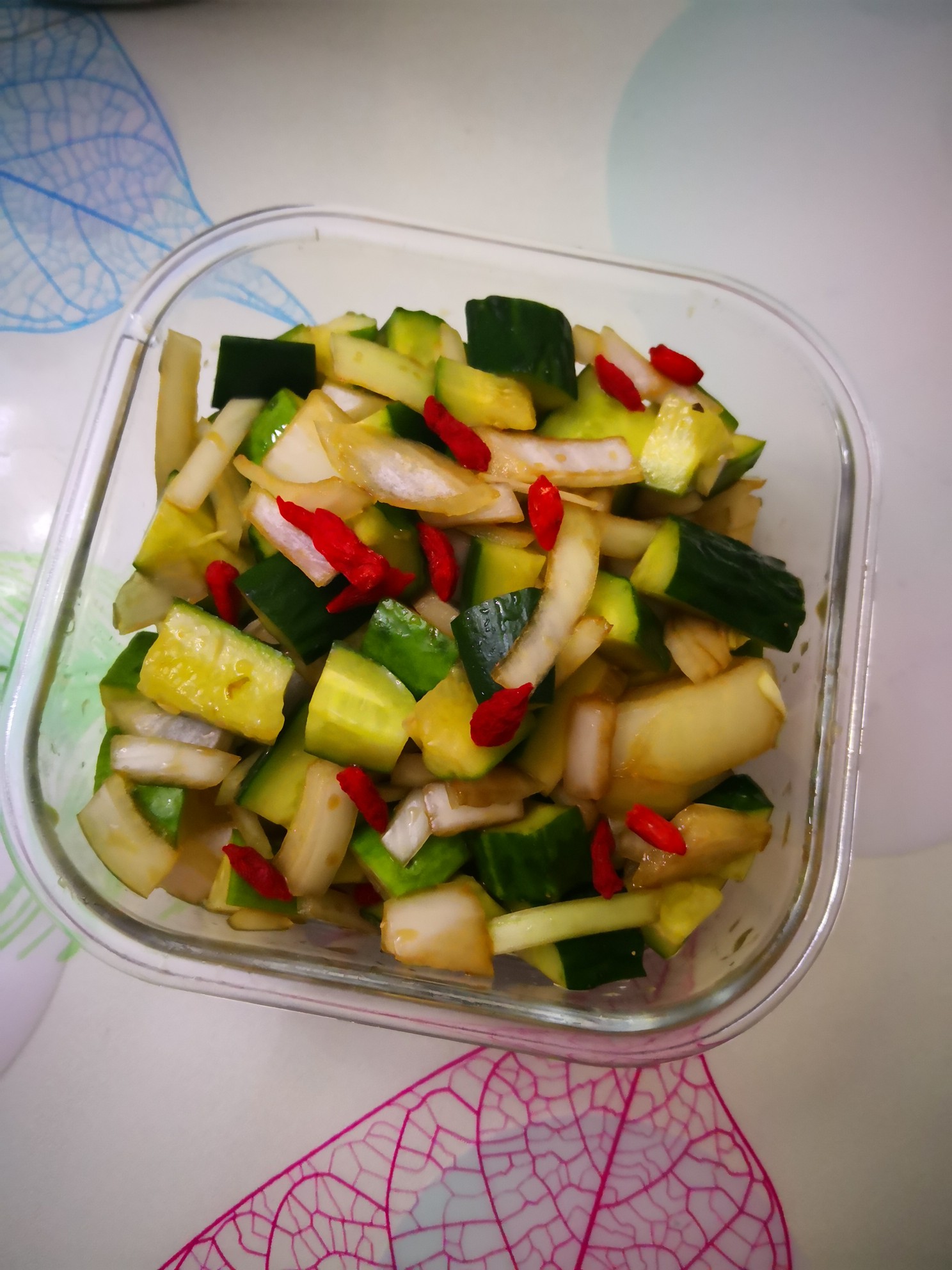 圓蔥拌黃瓜枸杞的做法-家常味拌菜譜-易網健康養生網 圓蔥拌黃瓜枸杞的做法-家常味拌菜譜