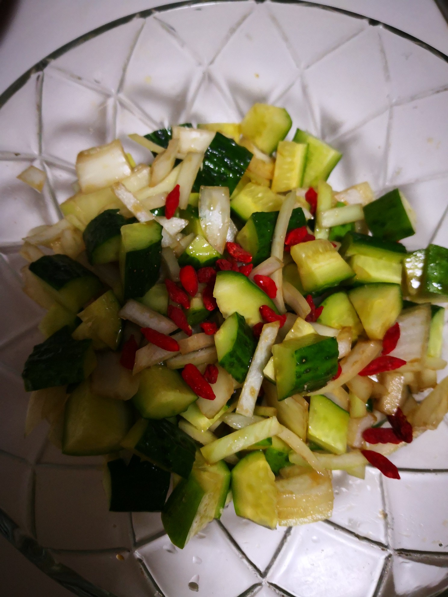 圓蔥拌黃瓜枸杞的做法-家常味拌菜譜-易網健康養生網 圓蔥拌黃瓜枸杞的做法-家常味拌菜譜