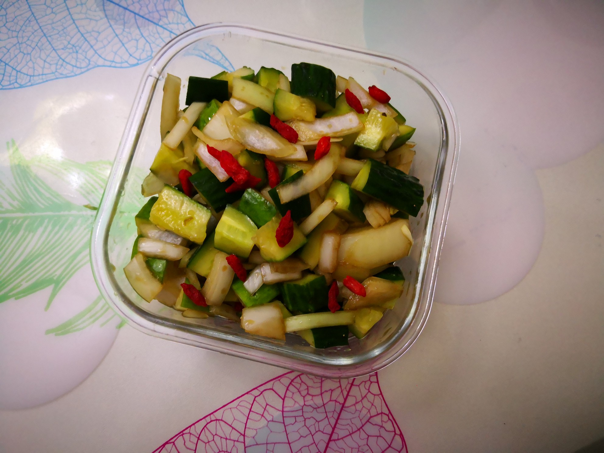 圓蔥拌黃瓜枸杞的做法-家常味拌菜譜