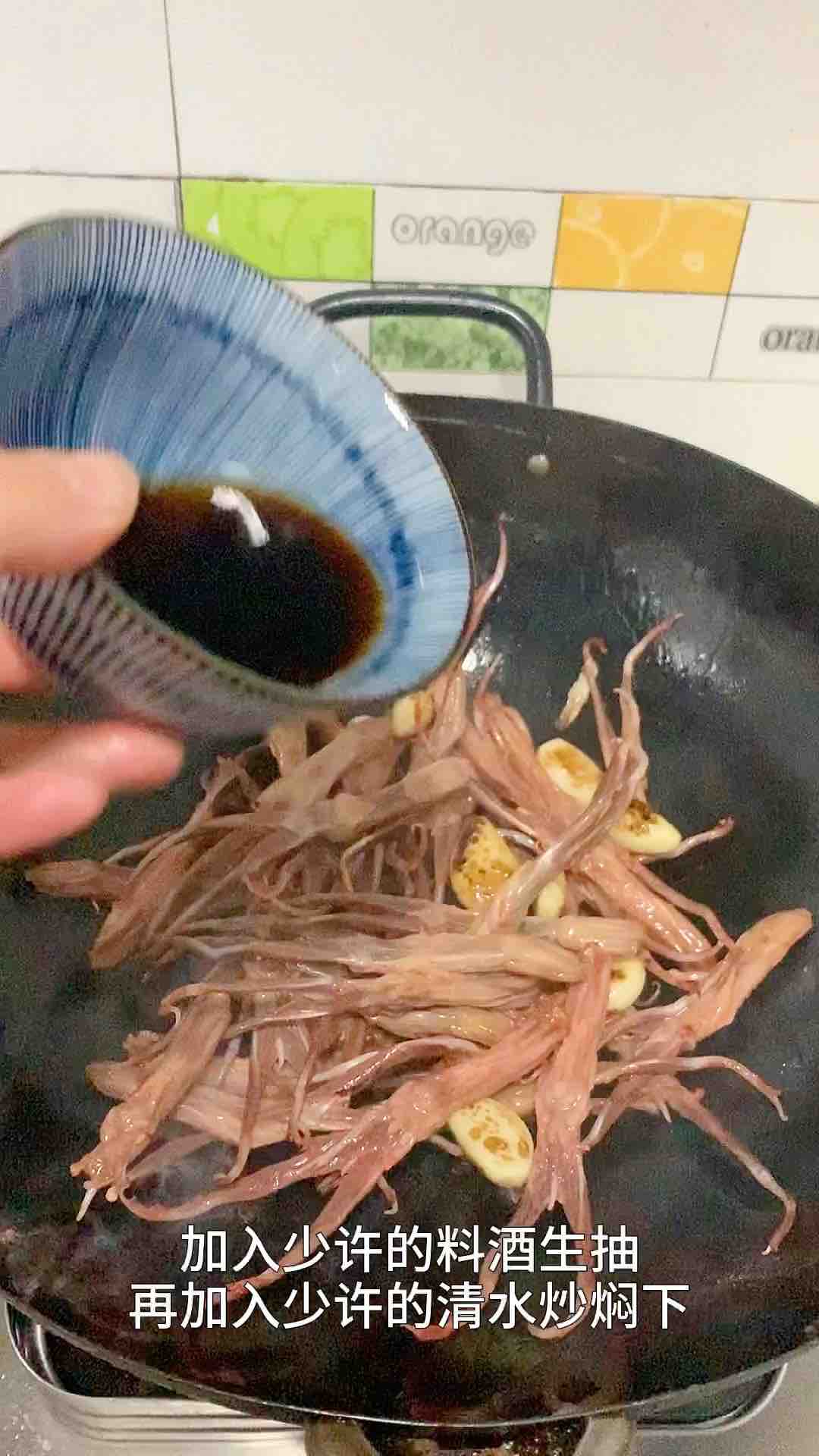 按孩子的要求，來個全新的鴨舌小吃的做法-家常味燒菜譜