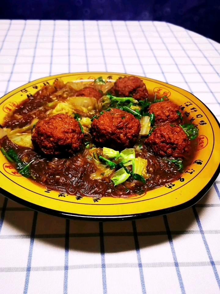 獅子頭燉粉絲的做法-家常味燒菜譜-易網健康養生網 獅子頭燉粉絲的做法-家常味燒菜譜