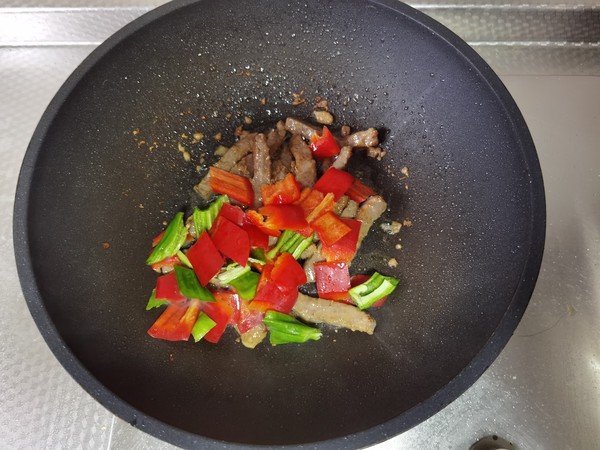 紅紅火火青紅椒小炒牛肉的做法-咸鮮味炒菜譜-易網健康養生網 紅紅火火青紅椒小炒牛肉的做法-咸鮮味炒菜譜