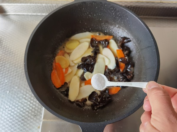 爽脆胡蘿卜山藥炒木耳的做法-咸鮮味炒菜譜