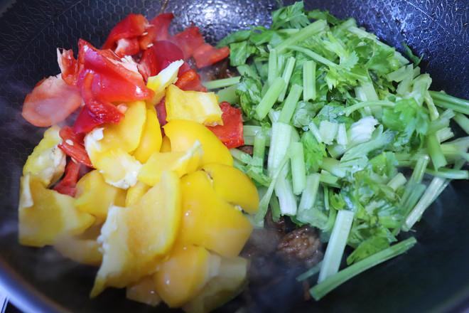 彩椒炒肉的做法-家常味炒菜譜-易網健康養生網 彩椒炒肉的做法-家常味炒菜譜