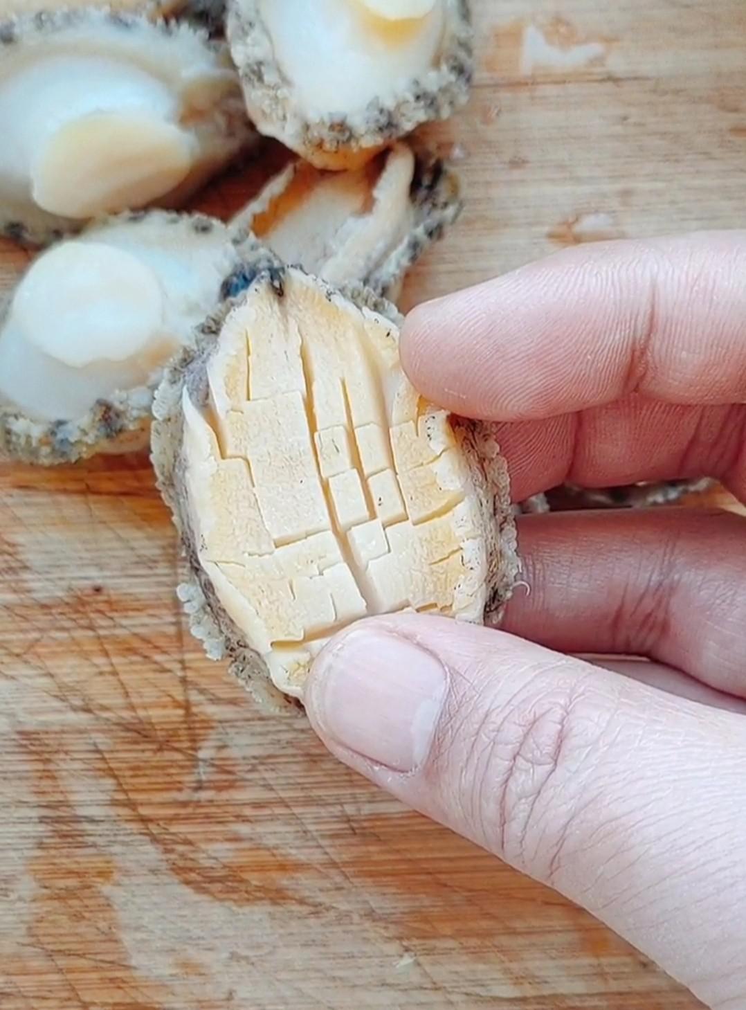 鮑魚撈飯的做法-咸鮮味煮菜譜-易網<a href=http://www.xllyou.com/ target=_blank class=infotextkey>健康養生</a>網 鮑魚撈飯的做法-咸鮮味煮菜譜