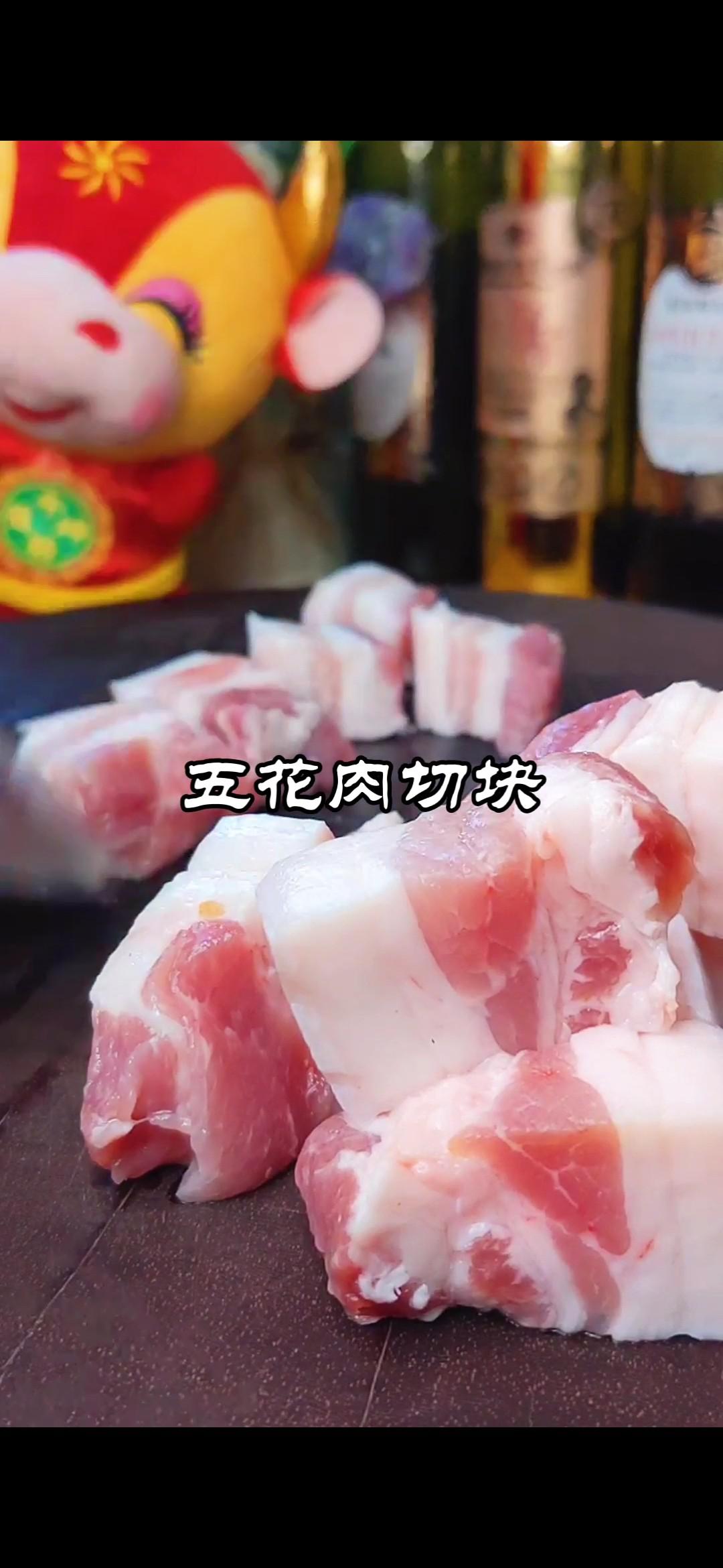 過年做啥菜~紅海參燜紅燒肉的做法-五香味燉菜譜-易網<a href=http://www.xllyou.com/ target=_blank class=infotextkey>健康養生</a>網 過年做啥菜~紅海參燜紅燒肉的做法-五香味燉菜譜