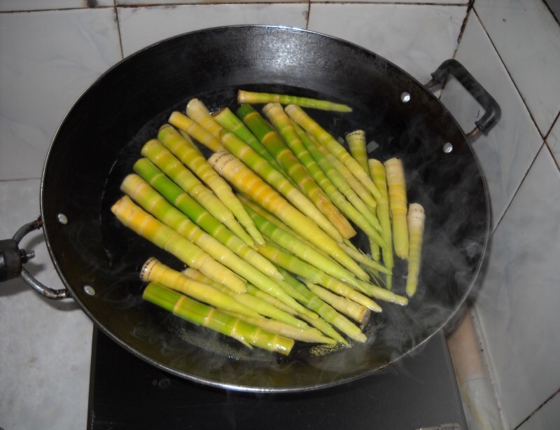 野酸筍鹵鴨肫的做法-酸辣味炒菜譜-易網(wǎng)<a href=http://www.xllyou.com/ target=_blank class=infotextkey>健康養(yǎng)生</a>網(wǎng) 野酸筍鹵鴨肫的做法-酸辣味炒菜譜