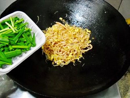 韭菜豆芽雞絲的做法-家常味炒菜譜-易網(wǎng)健康養(yǎng)生網(wǎng) 韭菜豆芽雞絲的做法-家常味炒菜譜