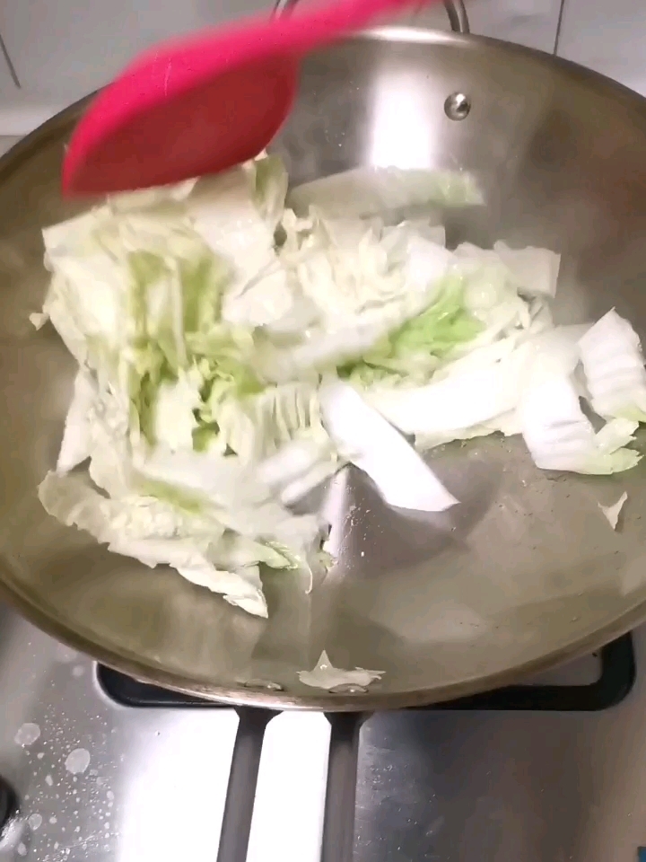 獅子頭燉粉絲的做法-家常味燒菜譜-易網健康養生網 獅子頭燉粉絲的做法-家常味燒菜譜