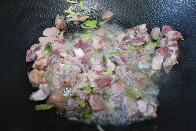 彩椒炒肉的做法-家常味炒菜譜-易網健康養生網 彩椒炒肉的做法-家常味炒菜譜