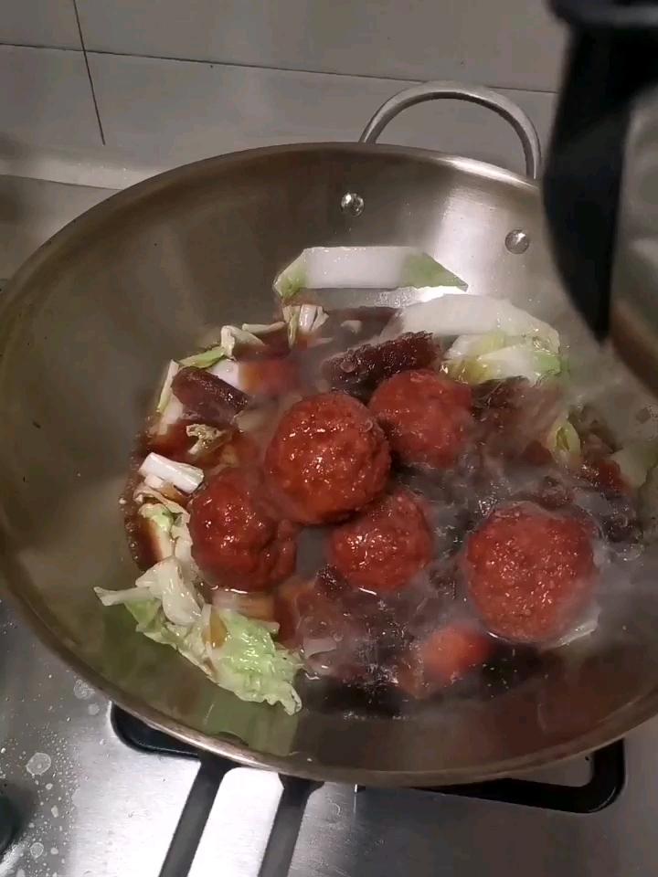 獅子頭燉粉絲的做法-家常味燒菜譜-易網健康養生網 獅子頭燉粉絲的做法-家常味燒菜譜