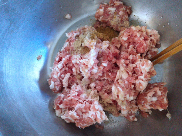 干炸丸子的做法-家常味炸菜譜-易網<a href=http://www.xllyou.com/ target=_blank class=infotextkey>健康養生</a>網 干炸丸子的做法-家常味炸菜譜