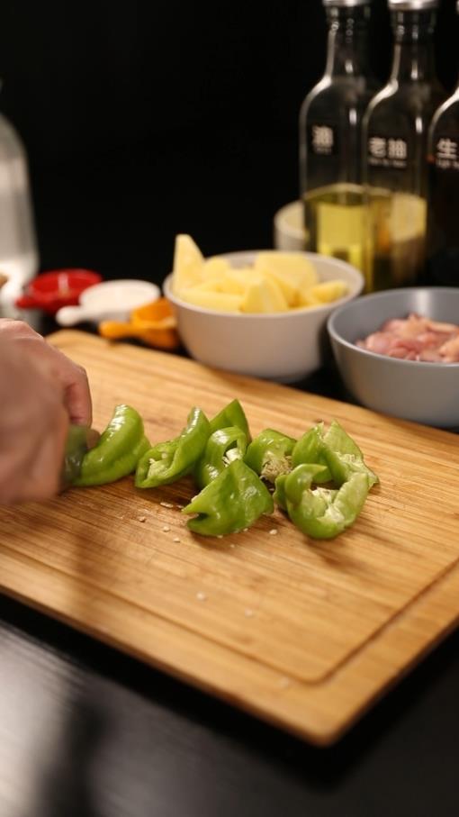 紅燒雞塊的做法-咸鮮味燉菜譜-易網<a href=http://www.xllyou.com/ target=_blank class=infotextkey>健康養生</a>網 紅燒雞塊的做法-咸鮮味燉菜譜