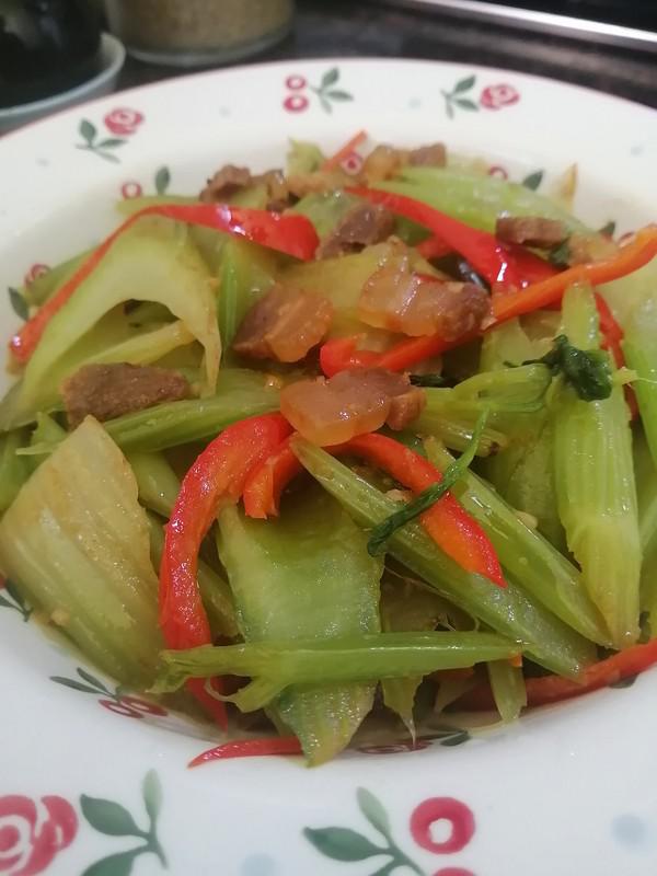 簡簡單單也不失美味~~臘肉炒西芹的做法-家常味炒菜譜-易網健康養生網 簡簡單單也不失美味~~臘肉炒西芹的做法-家常味炒菜譜