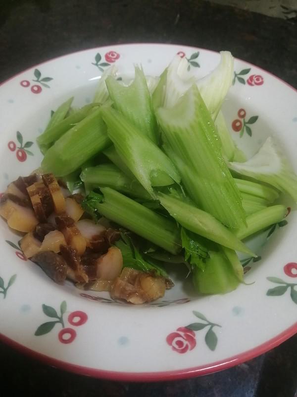 簡簡單單也不失美味~~臘肉炒西芹的做法-家常味炒菜譜-易網健康養生網 簡簡單單也不失美味~~臘肉炒西芹的做法-家常味炒菜譜