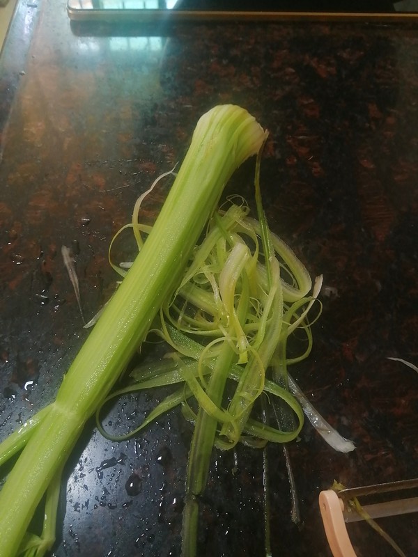 簡簡單單也不失美味~~臘肉炒西芹的做法-家常味炒菜譜-易網健康養生網 簡簡單單也不失美味~~臘肉炒西芹的做法-家常味炒菜譜