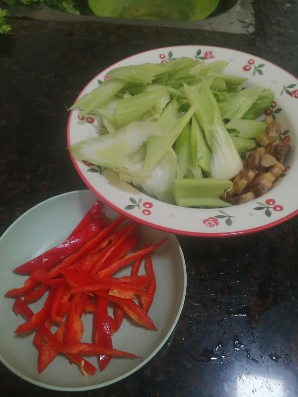 簡簡單單也不失美味~~臘肉炒西芹的做法-家常味炒菜譜-易網健康養生網 簡簡單單也不失美味~~臘肉炒西芹的做法-家常味炒菜譜