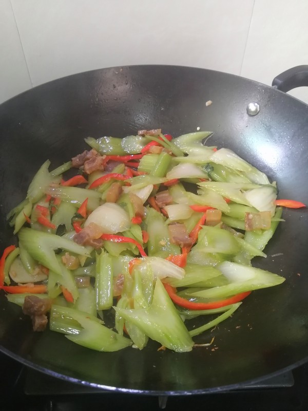 簡簡單單也不失美味~~臘肉炒西芹的做法-家常味炒菜譜-易網健康養生網 簡簡單單也不失美味~~臘肉炒西芹的做法-家常味炒菜譜