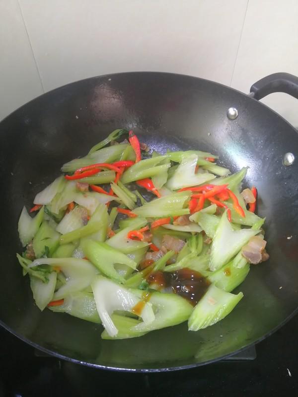 簡簡單單也不失美味~~臘肉炒西芹的做法-家常味炒菜譜-易網健康養生網 簡簡單單也不失美味~~臘肉炒西芹的做法-家常味炒菜譜