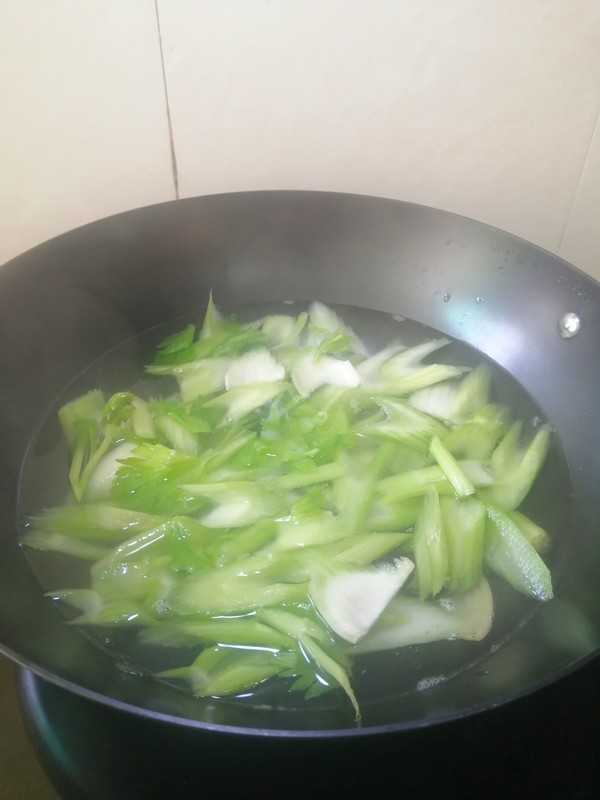 簡簡單單也不失美味~~臘肉炒西芹的做法-家常味炒菜譜-易網健康養生網 簡簡單單也不失美味~~臘肉炒西芹的做法-家常味炒菜譜