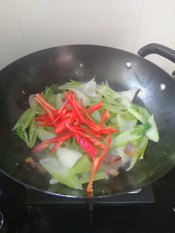 簡簡單單也不失美味~~臘肉炒西芹的做法-家常味炒菜譜-易網健康養生網 簡簡單單也不失美味~~臘肉炒西芹的做法-家常味炒菜譜