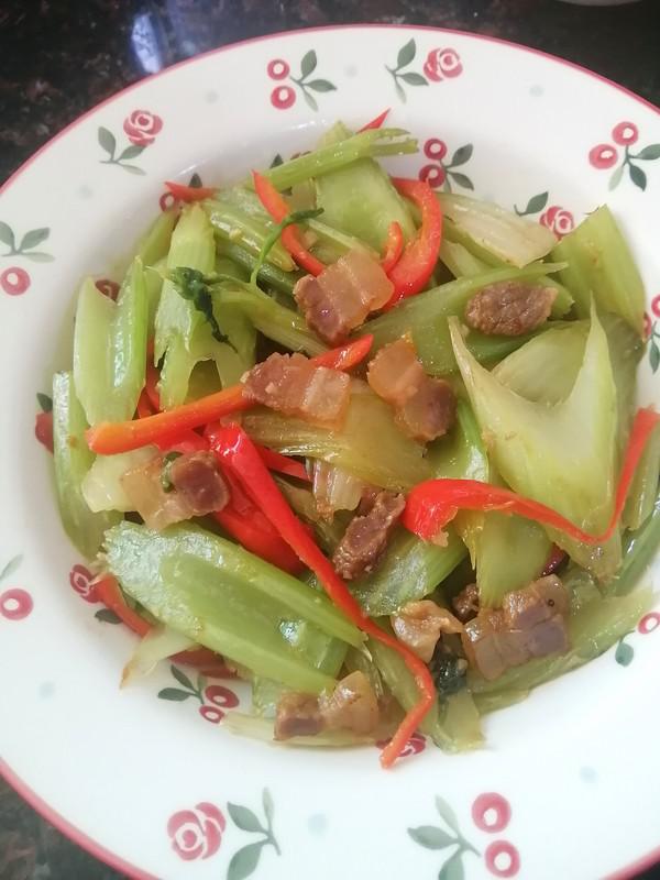 簡簡單單也不失美味~~臘肉炒西芹的做法-家常味炒菜譜-易網健康養生網 簡簡單單也不失美味~~臘肉炒西芹的做法-家常味炒菜譜