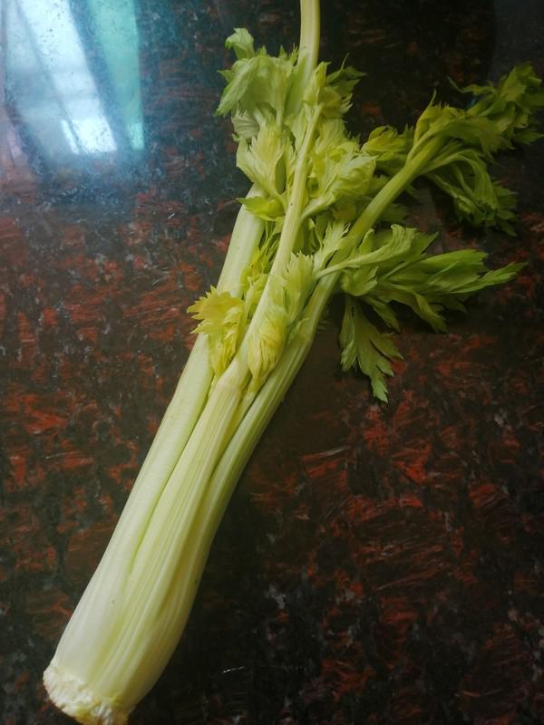 簡簡單單也不失美味~~臘肉炒西芹的做法-家常味炒菜譜-易網健康養生網 簡簡單單也不失美味~~臘肉炒西芹的做法-家常味炒菜譜