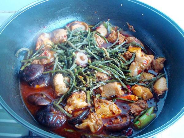 干豇豆香菇燒土雞的做法-香辣味燒菜譜