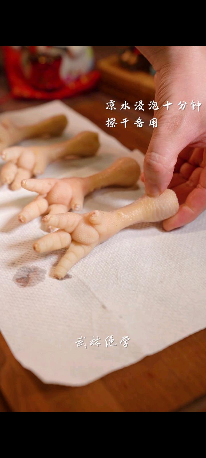 三步教你做出漂亮的虎皮雞爪！一抿就化的做法-香辣味燜菜譜