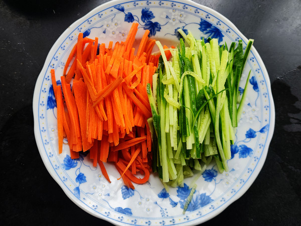 涼拌雞絲的做法-麻醬味拌菜譜