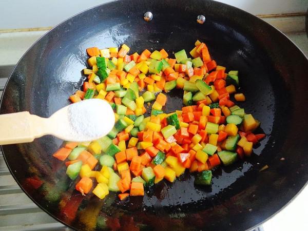 胡蘿卜黃瓜炒肉丁的做法-家常味炒菜譜