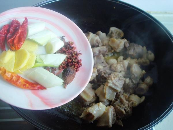 干豇豆香菇燒土雞的做法-香辣味燒菜譜