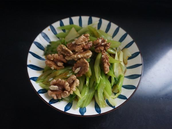 高纖又補腦的涼拌輕食——西芹拌桃仁的做法-酸甜味拌菜譜