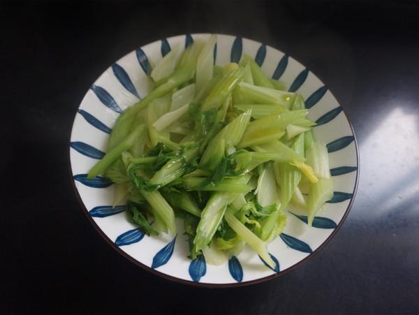 高纖又補腦的涼拌輕食——西芹拌桃仁的做法-酸甜味拌菜譜