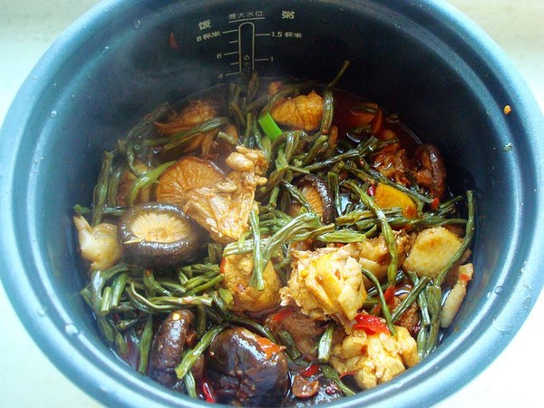 干豇豆香菇燒土雞的做法-香辣味燒菜譜